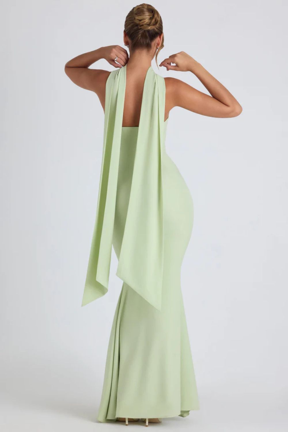 Bezramienna sukienka maxi z georgette i ogonem ryby