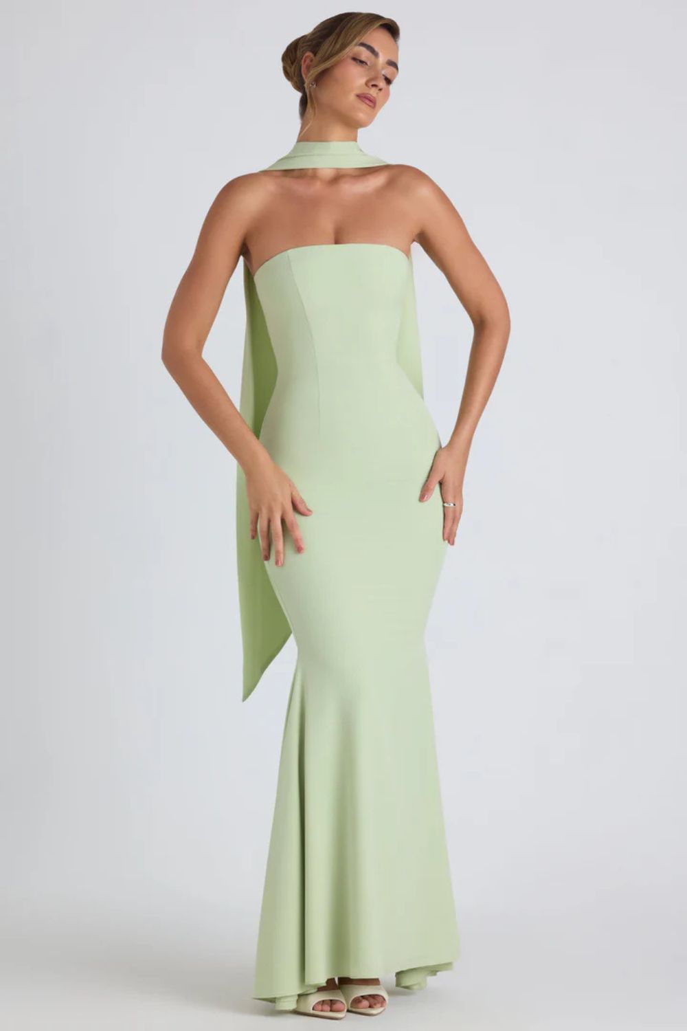 Bezramienna sukienka maxi z georgette i ogonem ryby