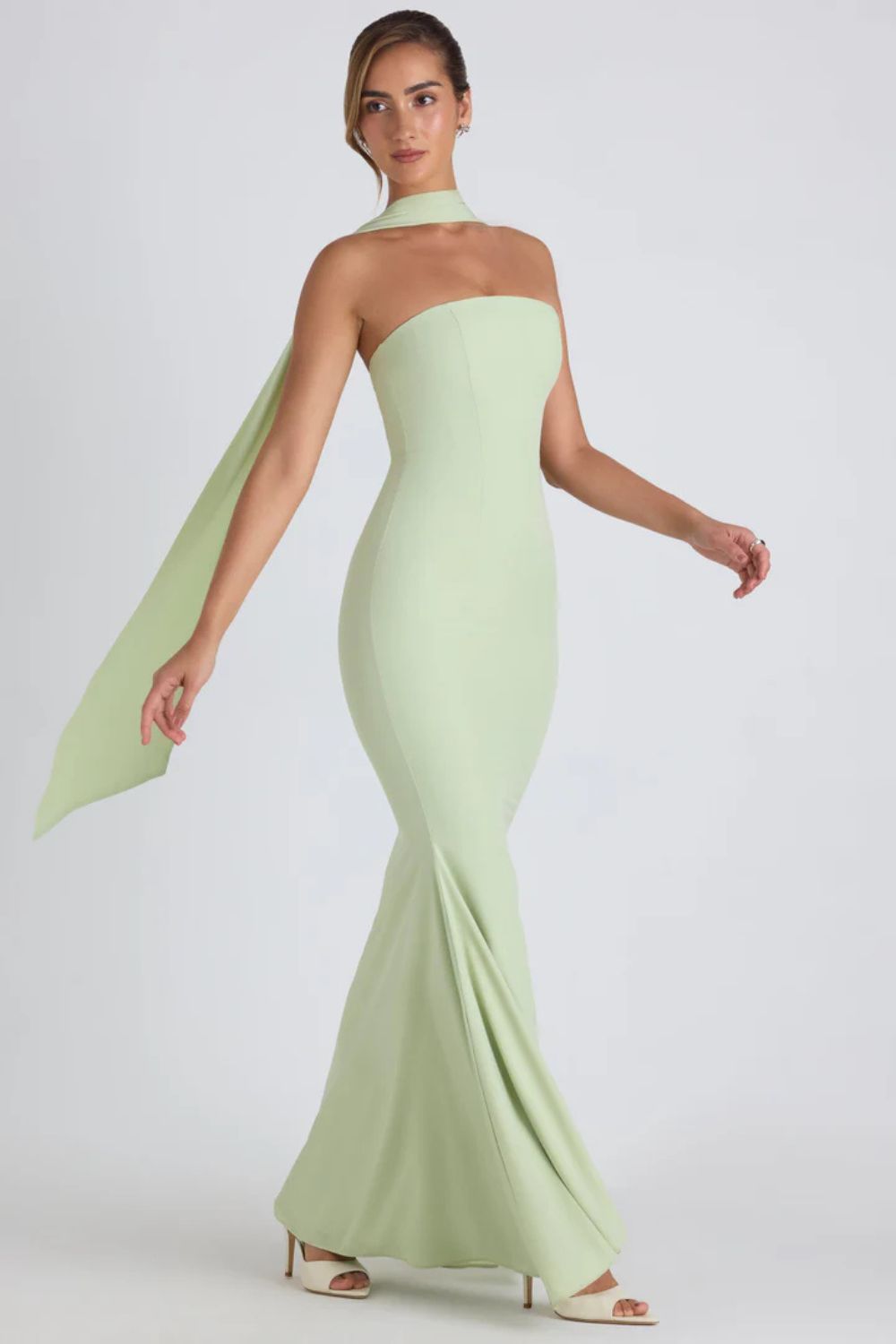 Bezramienna sukienka maxi z georgette i ogonem ryby