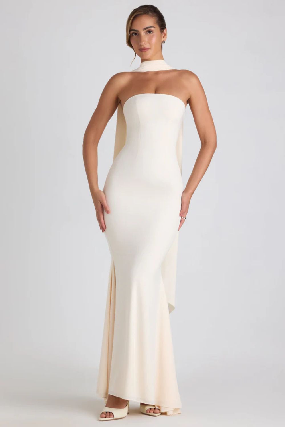 Bezramienna sukienka maxi z georgette i ogonem ryby