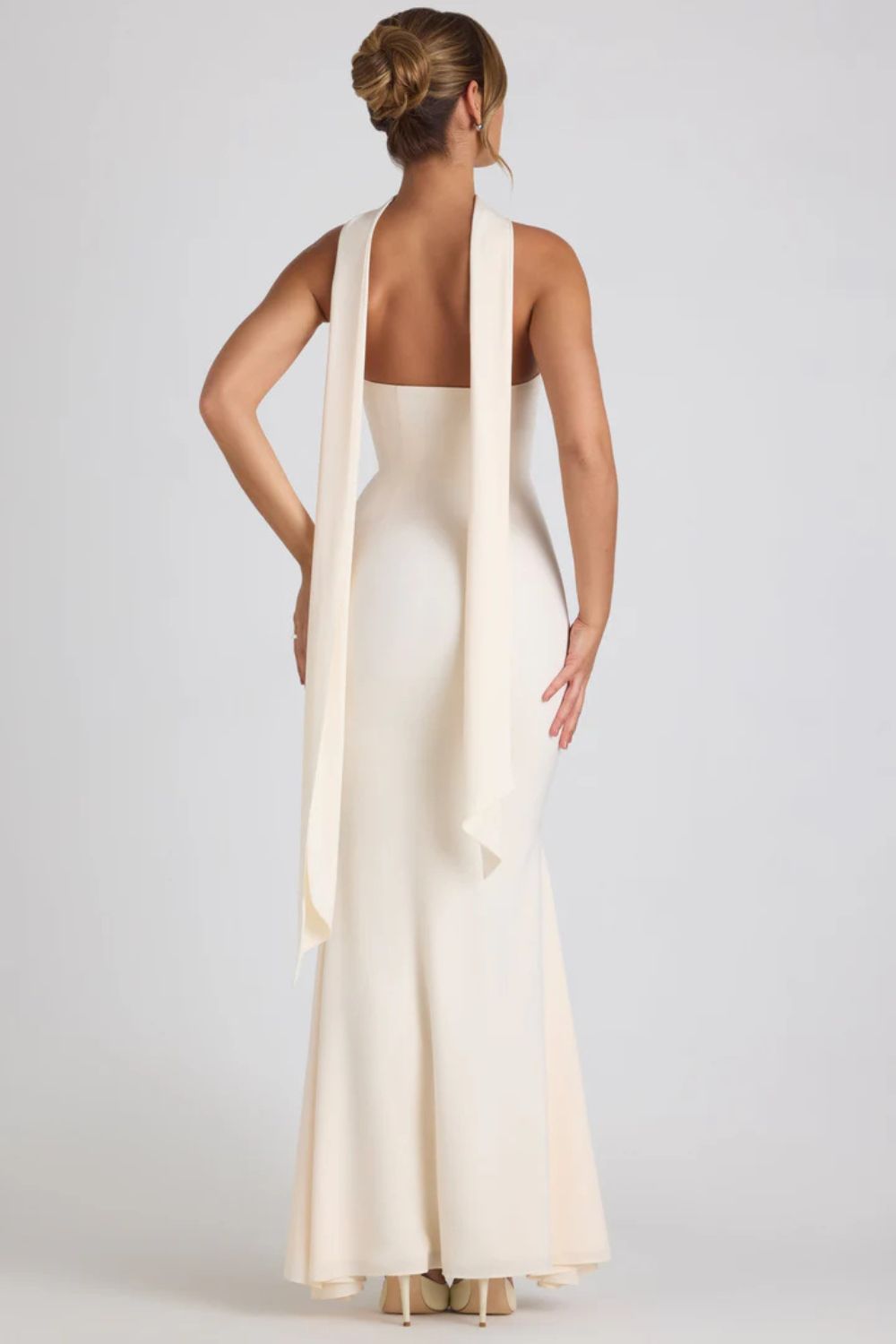 Bezramienna sukienka maxi z georgette i ogonem ryby