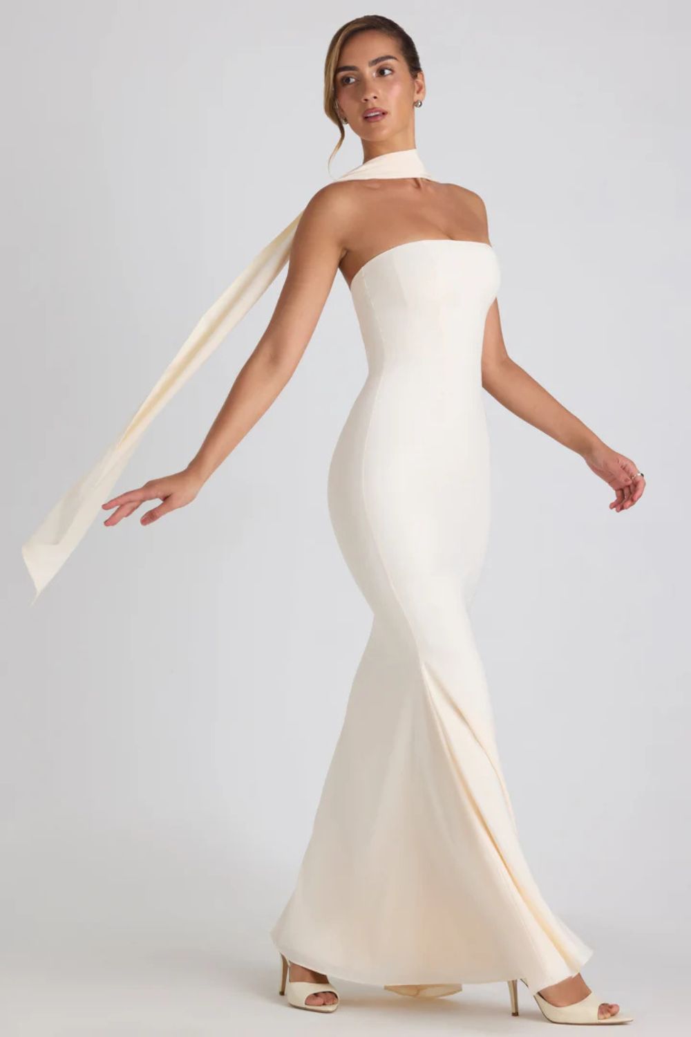 Bezramienna sukienka maxi z georgette i ogonem ryby