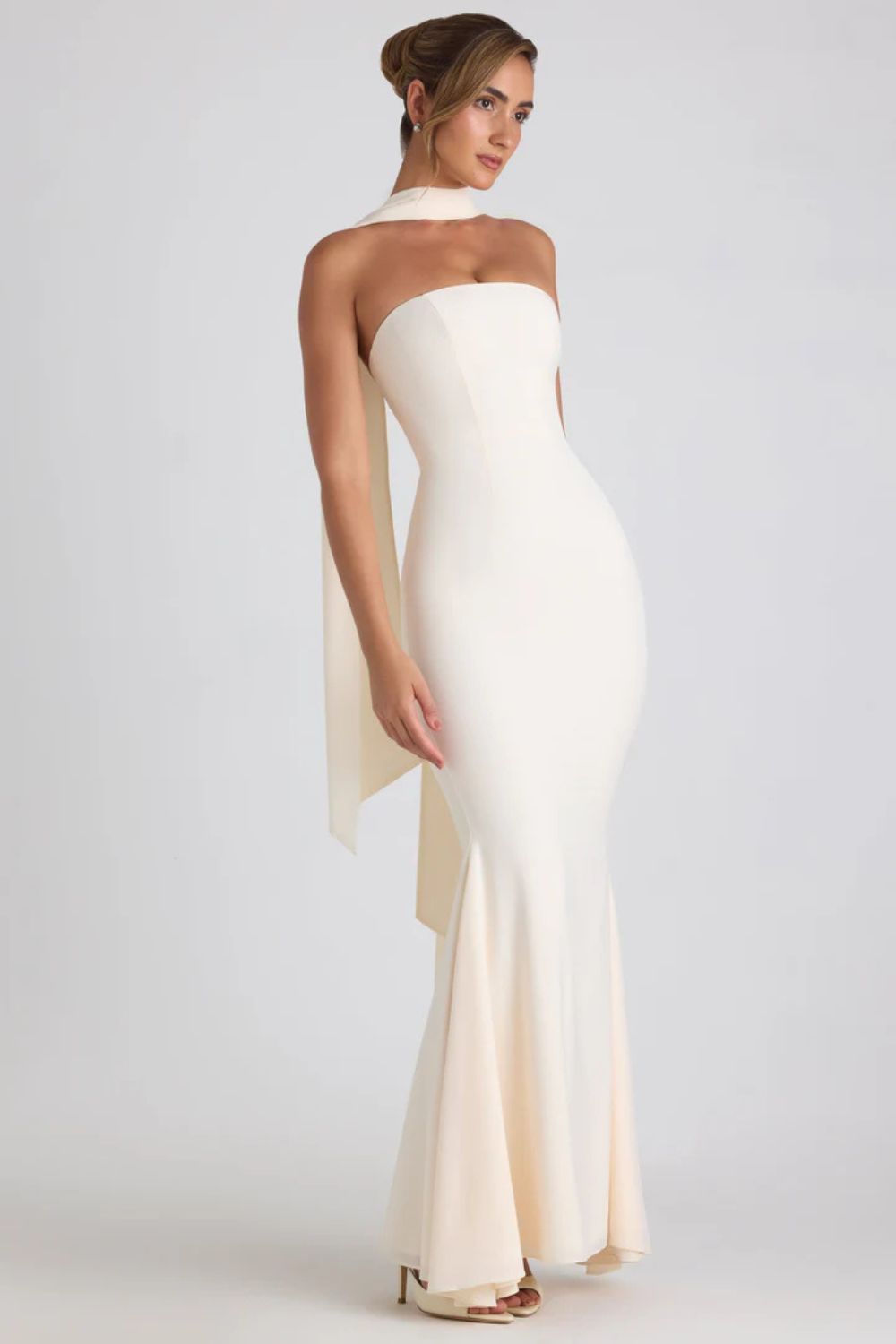 Bezramienna sukienka maxi z georgette i ogonem ryby