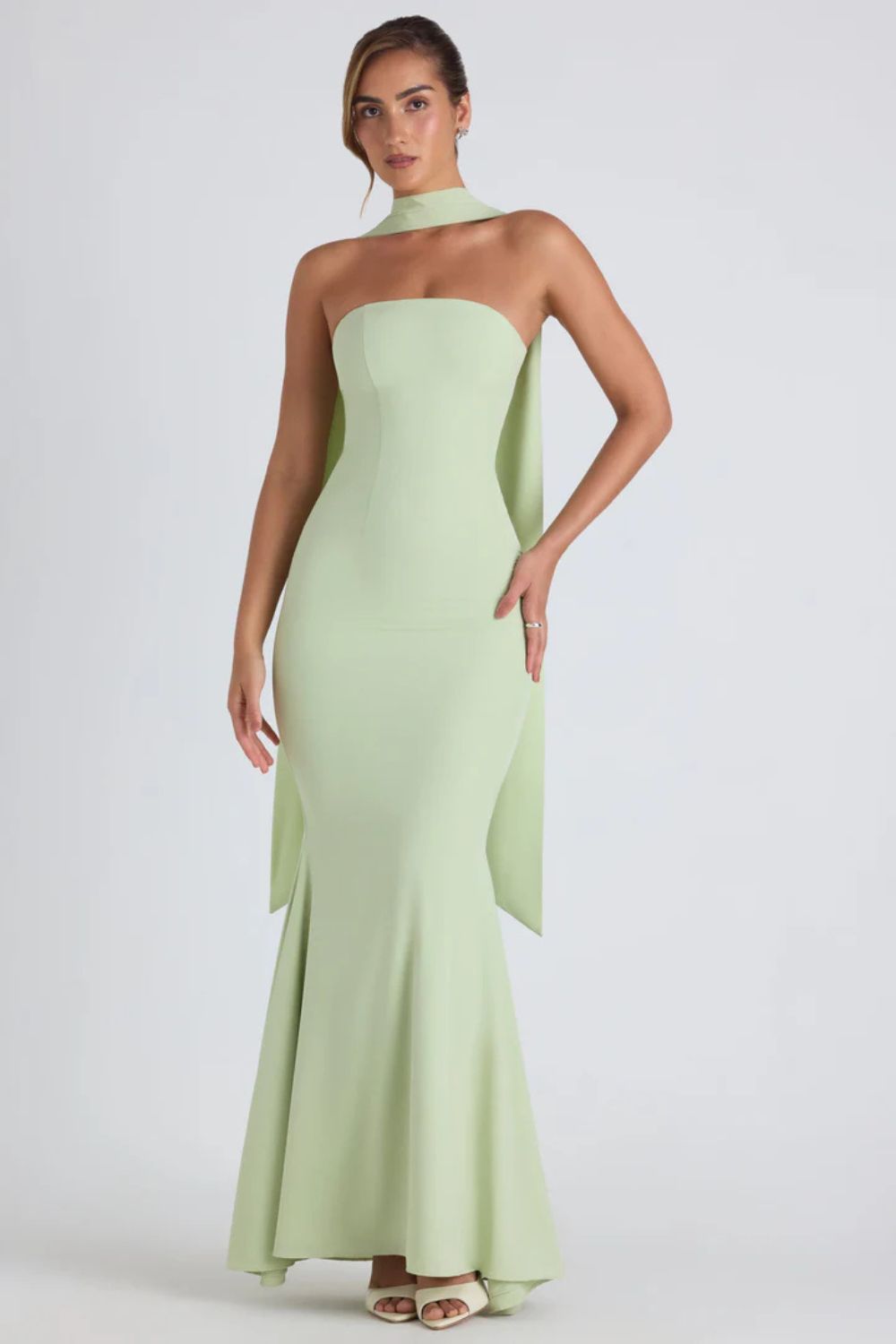 Bezramienna sukienka maxi z georgette i ogonem ryby