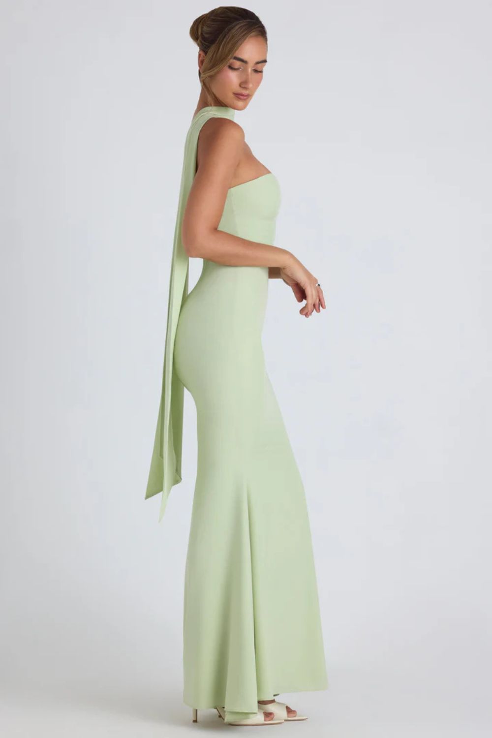 Bezramienna sukienka maxi z georgette i ogonem ryby