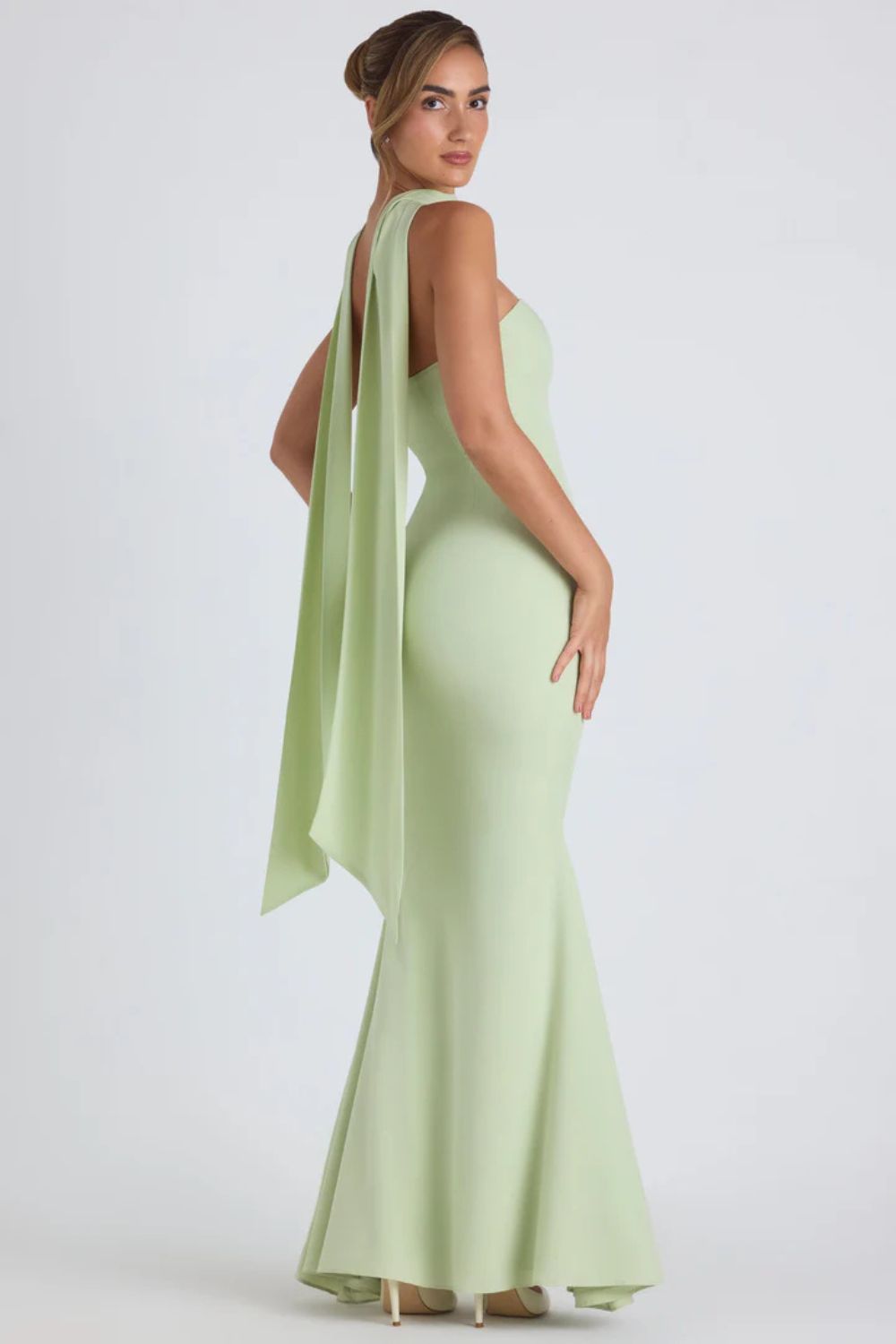 Bezramienna sukienka maxi z georgette i ogonem ryby