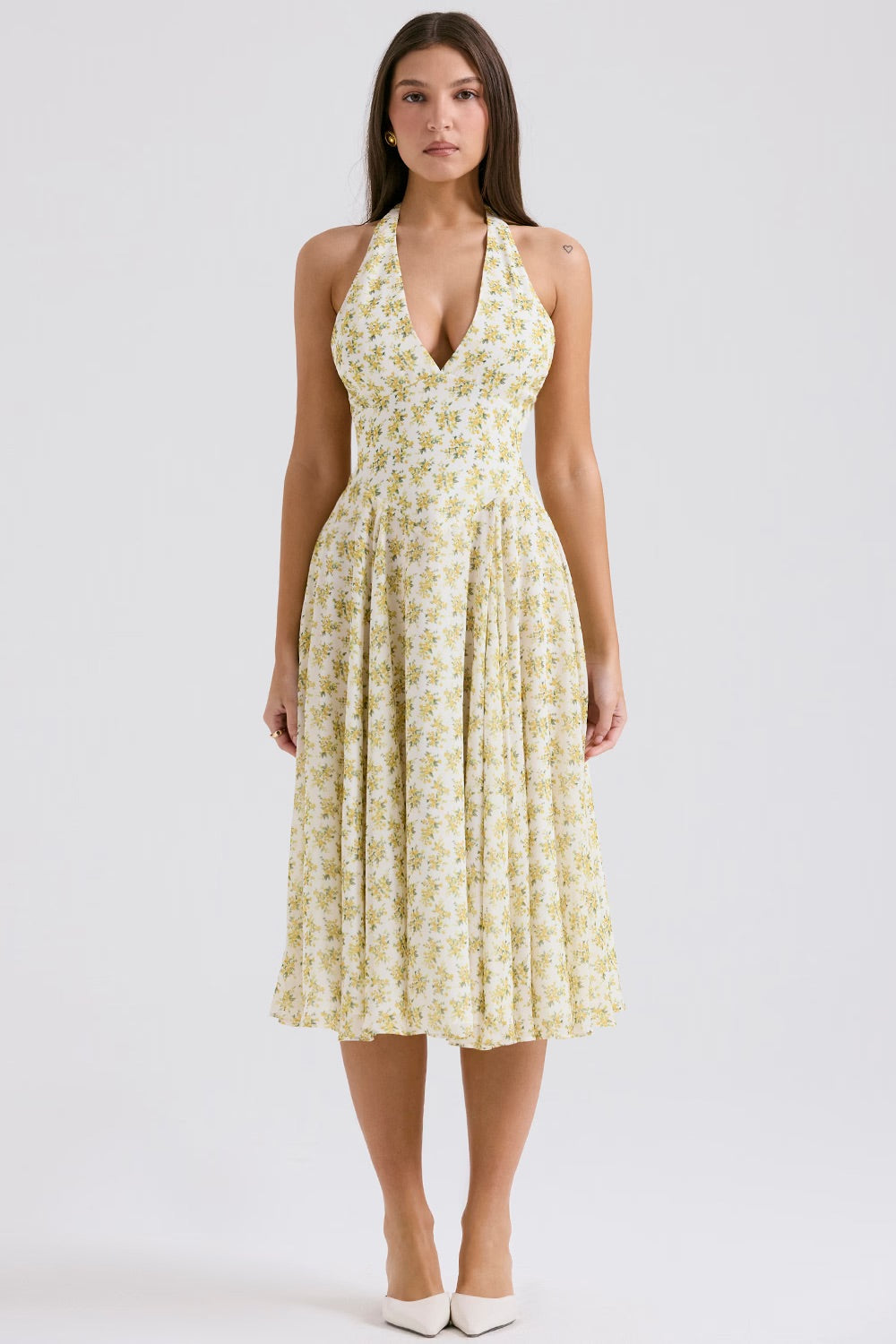 Letnia sukienka midi z dekoltem halter w kwiaty
