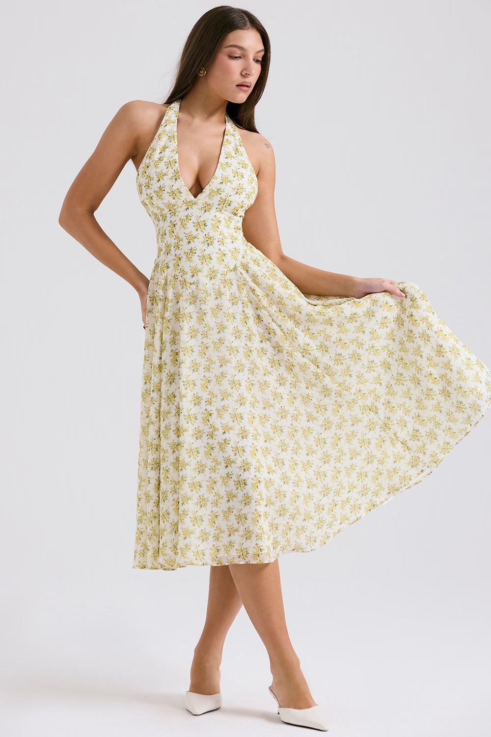 Letnia sukienka midi z dekoltem halter w kwiaty