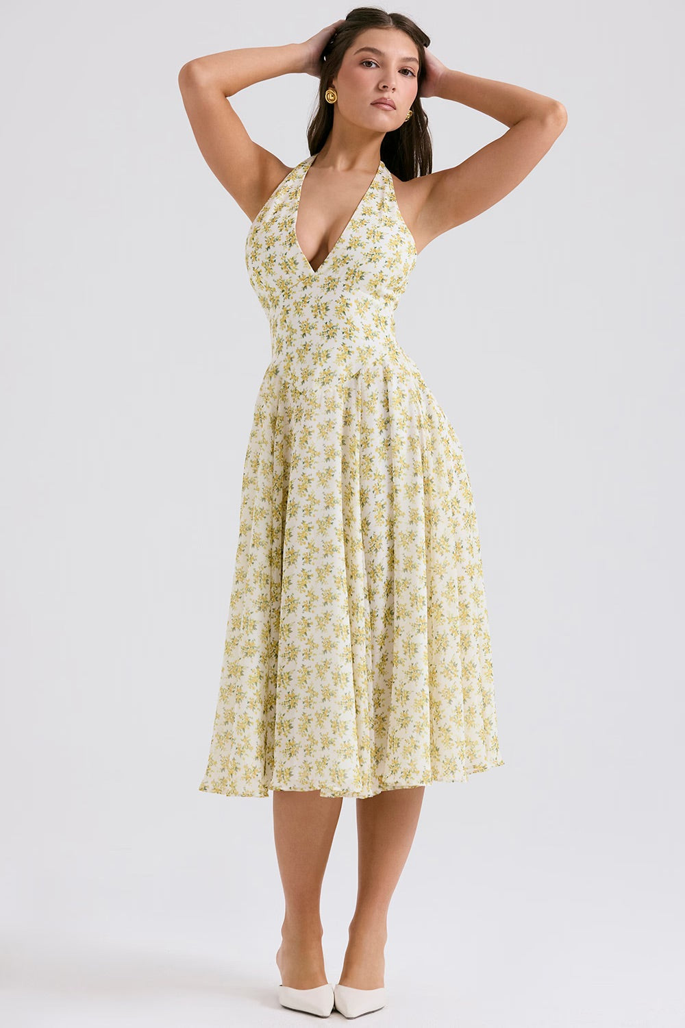 Letnia sukienka midi z dekoltem halter w kwiaty