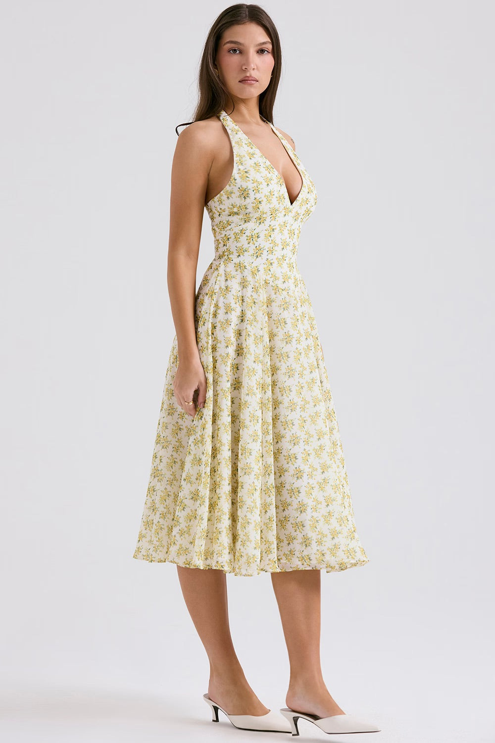 Letnia sukienka midi z dekoltem halter w kwiaty