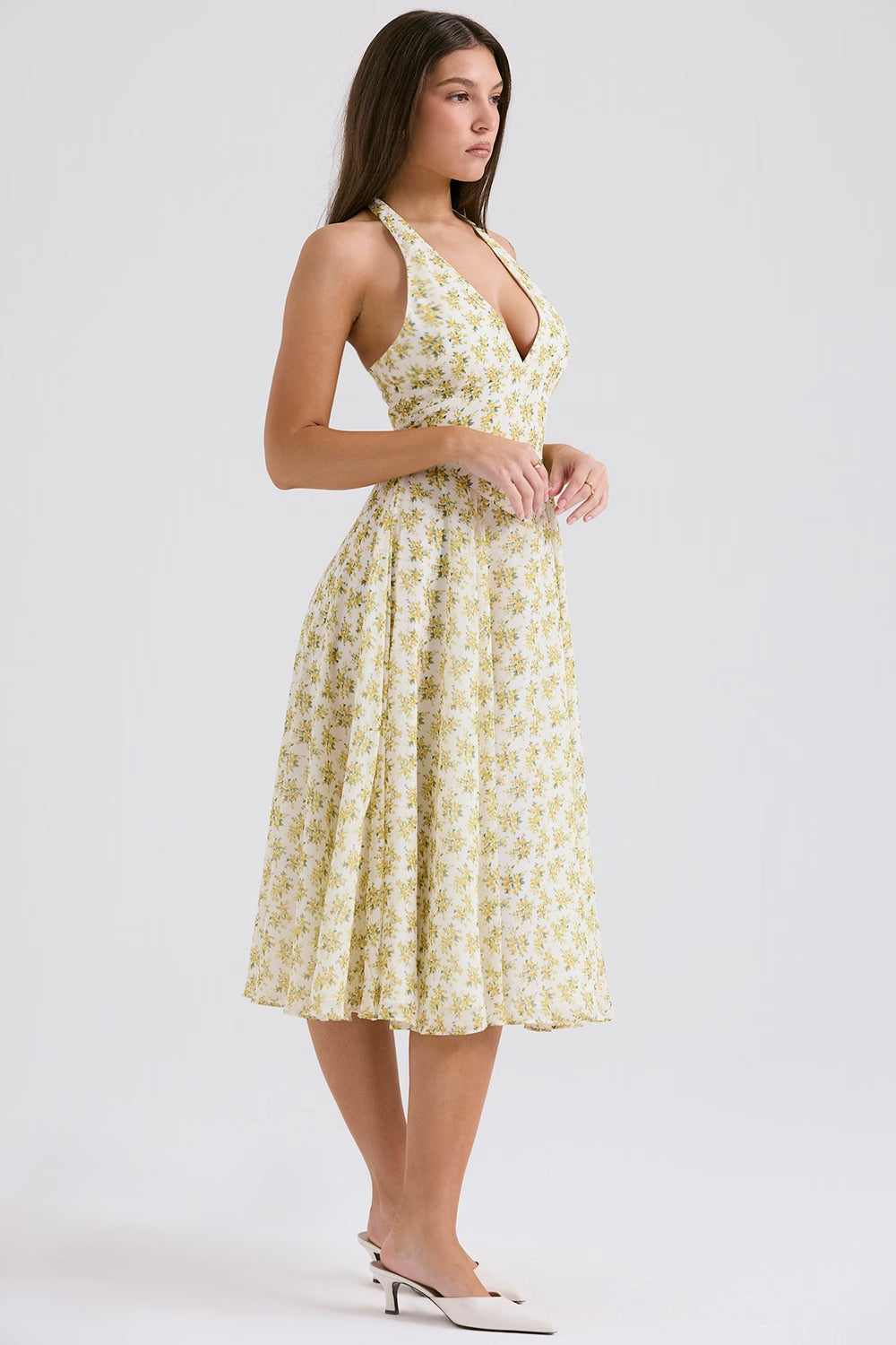 Letnia sukienka midi z dekoltem halter w kwiaty