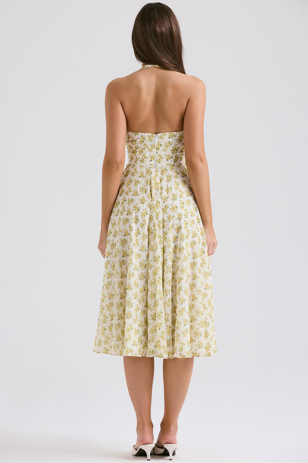 Letnia sukienka midi z dekoltem halter w kwiaty